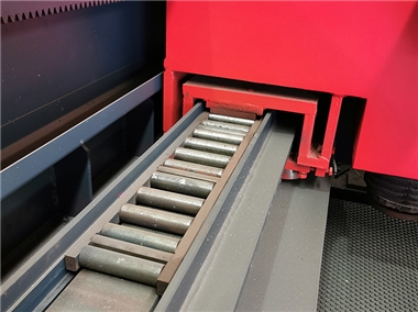 Rangée de rouleaux pour charges lourdes à poutre latérale