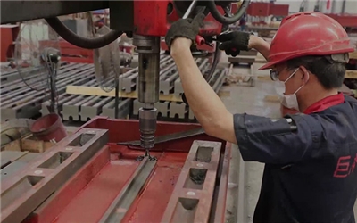 Grande machine de découpe